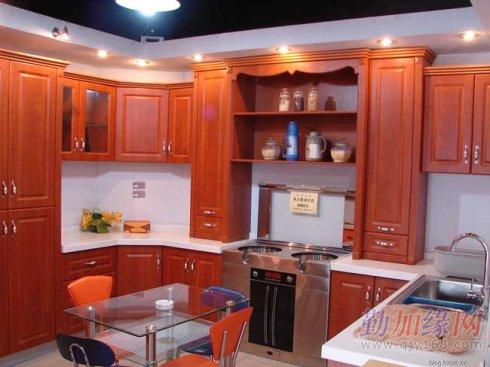 熊猫体育|全职宝妈带娃月花销2000元,丈夫嫌弃太能花钱:擦脸还要用纸巾(图1) panda sports